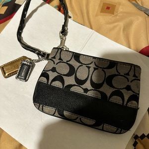 Cute little coach coin purse in good condition